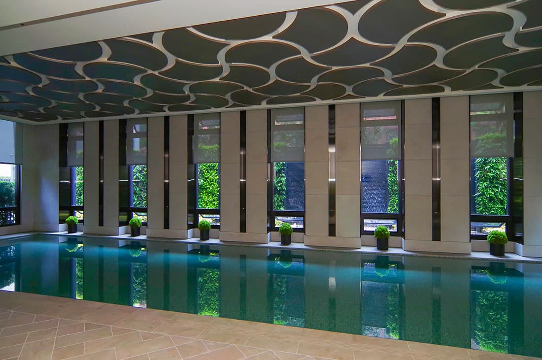 室內泳池與窗外大片植生牆，彷彿置身在森林中的有氧氛圍，營造健康森呼吸的愉悅